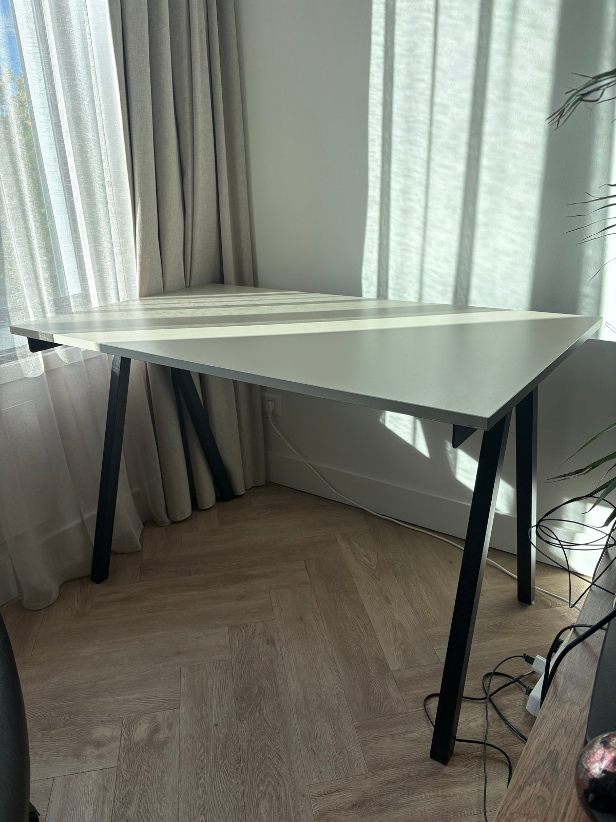 IKEA Trotten bureau, Ophalen, Spaanplaat of MDF, Zo goed als nieuw, IKEA