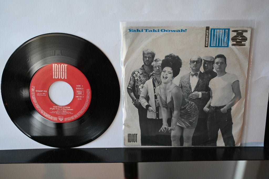 Single 1985 Gigantjes       Yaki Taki oowah - Two dry bones, 7 inch, Ophalen of Verzenden, Zo goed als nieuw, Beschermende buitenhoes