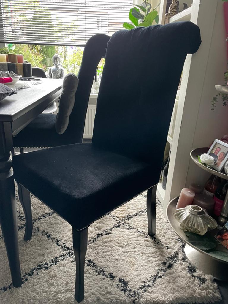 4 eettafel stoelen diep zwart fluweel, Huis en Inrichting, Stoelen, Zo goed als nieuw, Vier, Stof, Zwart, Ophalen