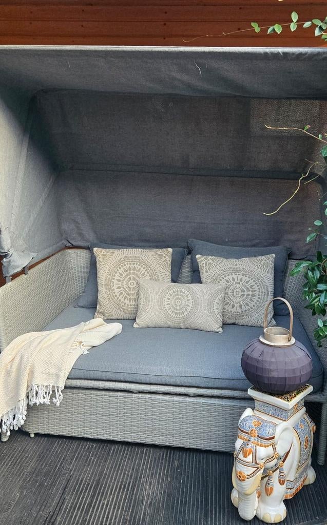 Romantische loungebank met luifel

Uitschuifbaar voetenbank., Tuin en Terras, Tuinsets en Loungesets, Ophalen, Wicker, Bijzettafel