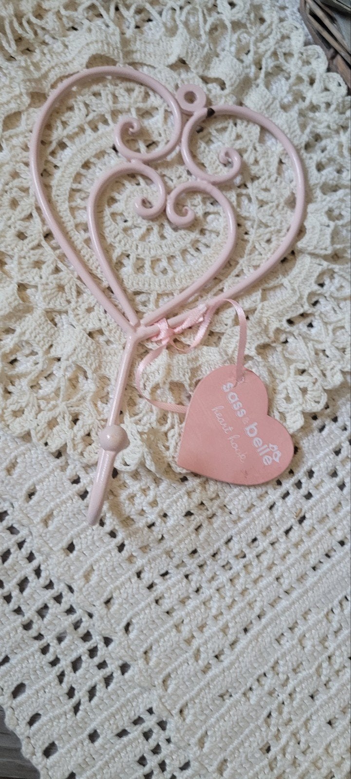 Sass & Belle vintage  hartvormige haak - roze metaal, Nieuw, Roze, Ophalen of Verzenden, Metaal