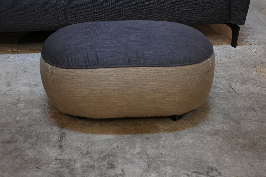 ZGANieuw grijze stoffen Leolux Elias designbank + hocker, Leolux, Leolux, Driepersoons, 75 tot 100 cm