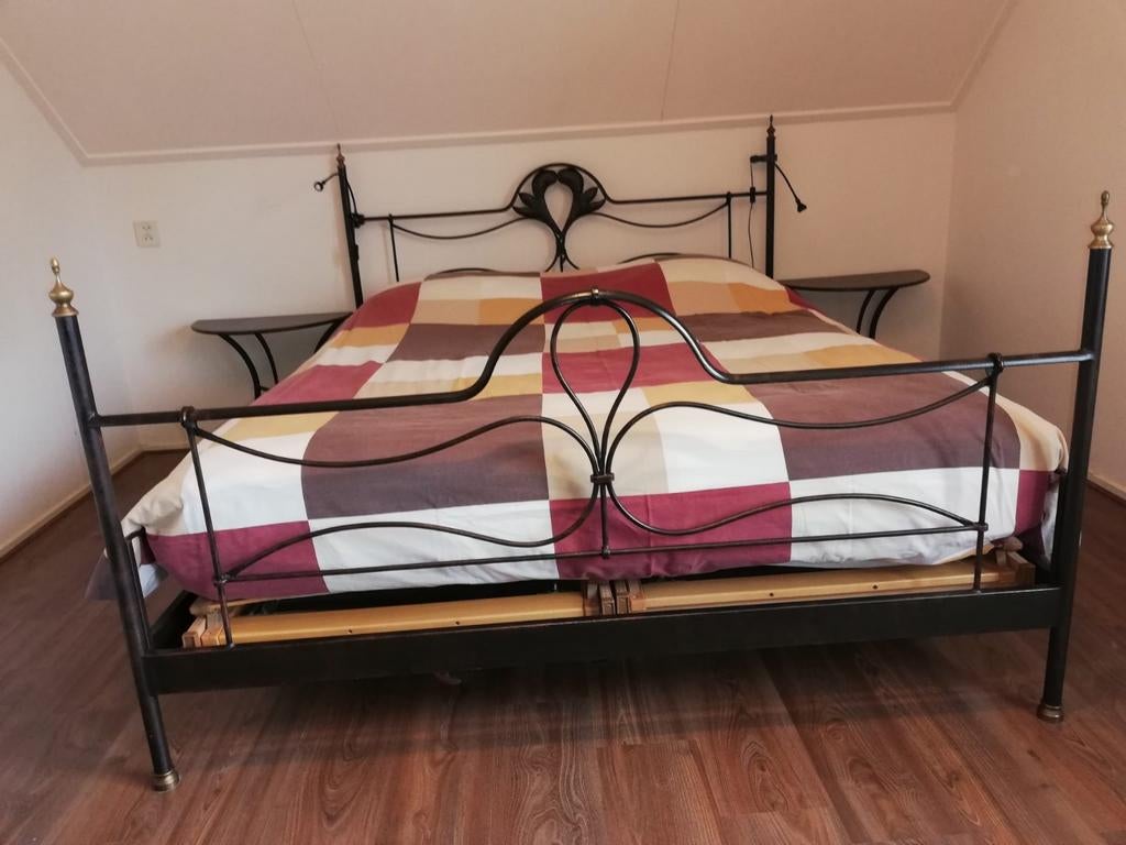 Smeedijzeren bed met nieuwe matrassen en 2 nachtkastjes., Ophalen, Zo goed als nieuw