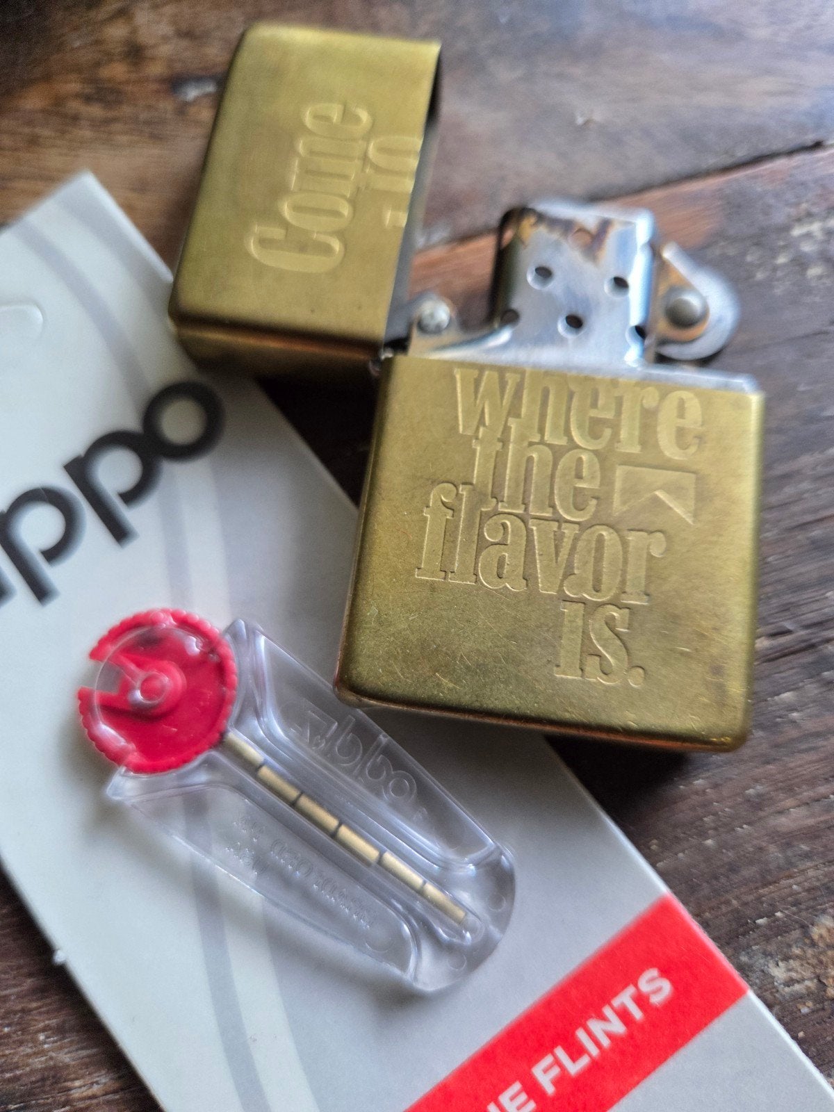 Vintage Zippo Marlboro aansteker - met 6 flints - Werkend, Verzamelen, Ophalen of Verzenden, Gebruikt, Aansteker