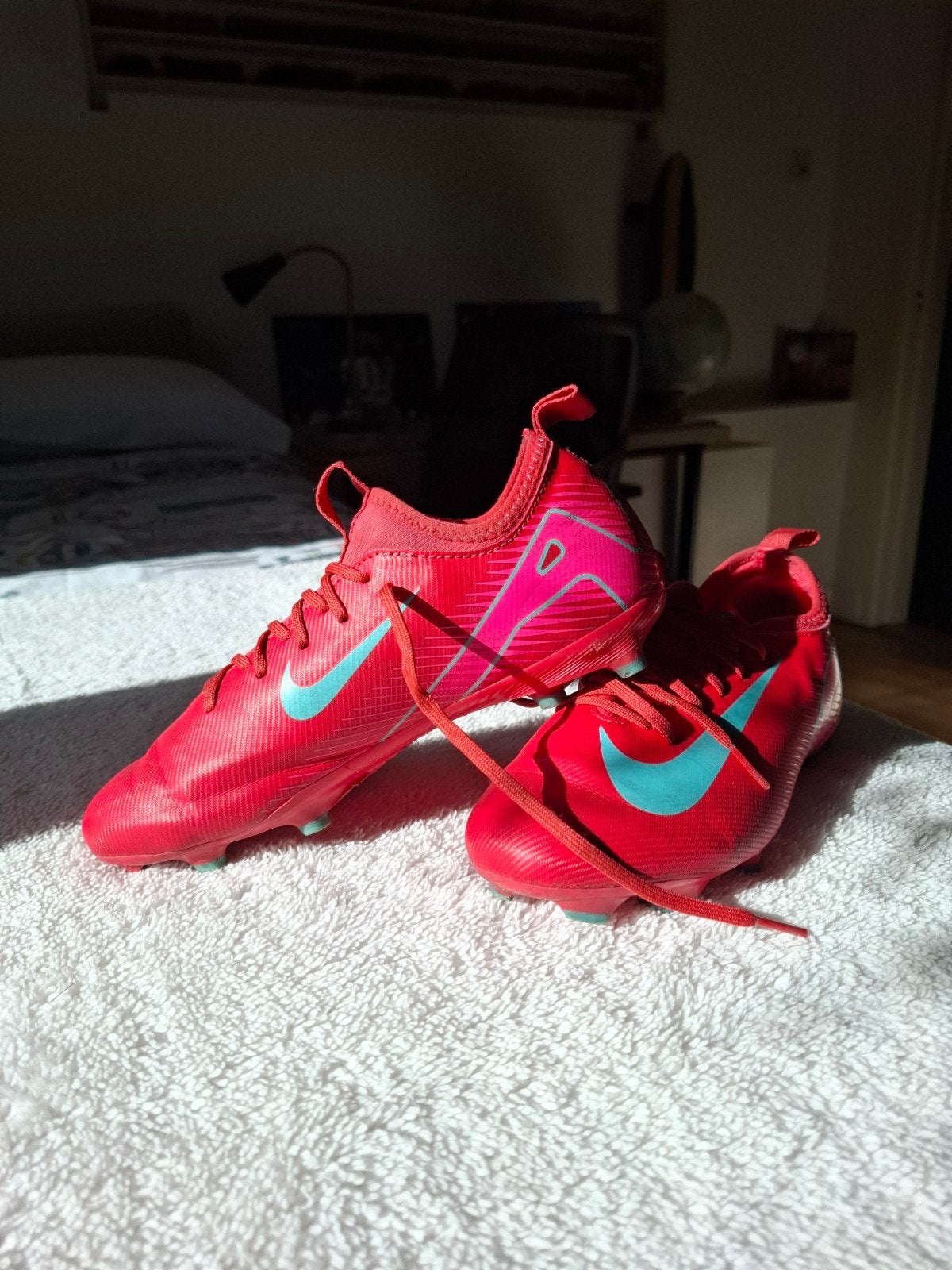 Rode Nike voetbalschoenen met blauwe 36, Sport en Fitness, Maat XS of kleiner, Schoenen, Ophalen of Verzenden, Zo goed als nieuw