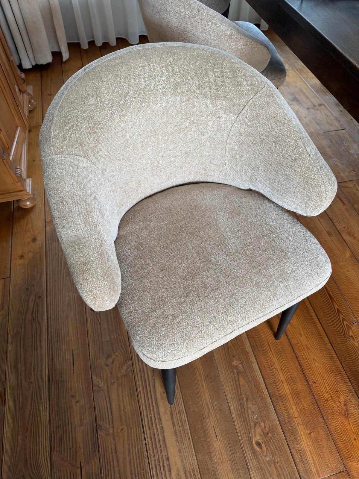 Stijlvolle beige stoel met zwarte poten (4 stuks), Ophalen, Overige kleuren, Zo goed als nieuw, Eén