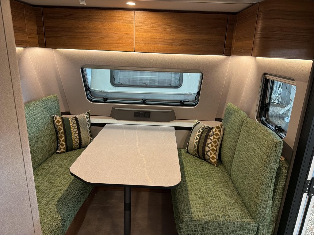 Eriba Feeling 425 2026 Lulea Leaf vloerverwarming, Caravans en Kamperen, Standaardzit, Bedrijf, 750 - 1000 kg, 4 tot 5 meter