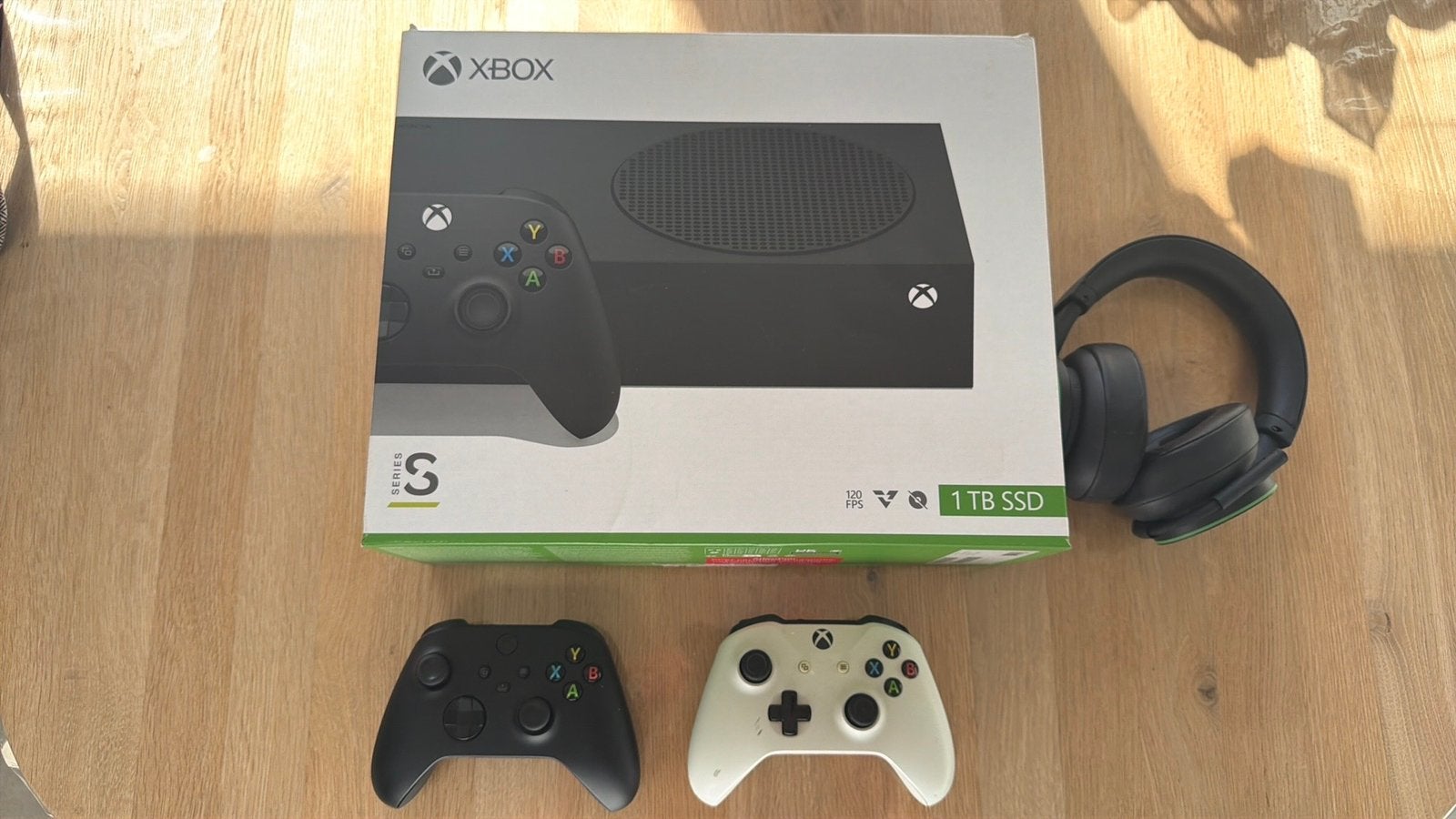 Foto 5 van Xbox Series S digital 1TB met 2 controllers en headset