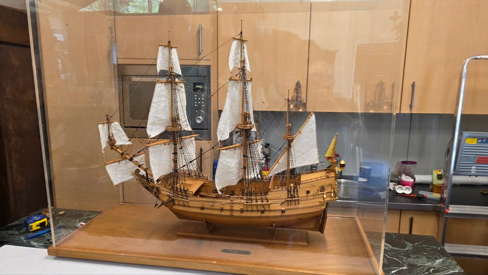 Zeer groot modelschip in kast, Ophalen