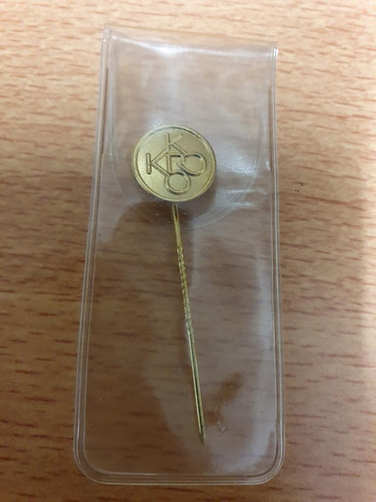 Speld KRO, Verzamelen, Speldjes, Pins en Buttons, Ophalen of Verzenden, Nieuw, Speldje of Pin