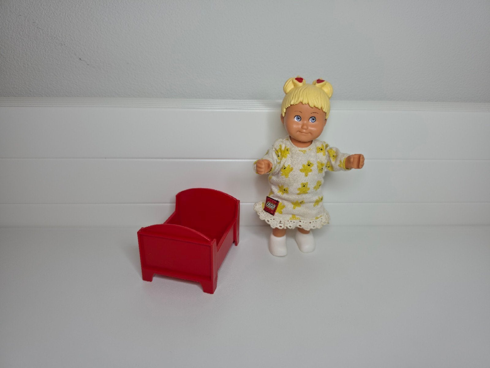 LEGO Duplo Doll Anna met pyjama jurk en rood poppenbedje, Ophalen of Verzenden, Zo goed als nieuw, Minifiguur, Duplo