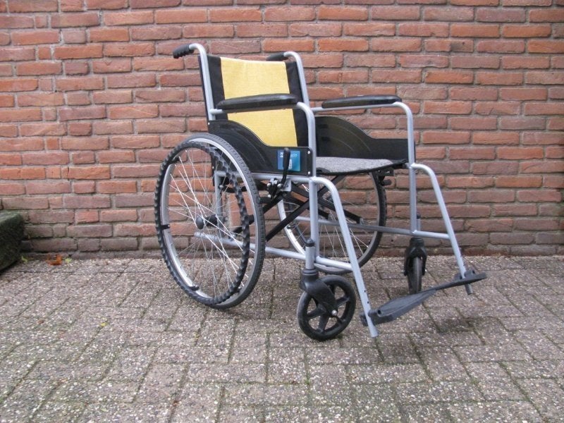Nieuwe inklapbare rolstoel zitbreedte 42 cm Massieve banden, Ophalen, Inklapbaar, Zo goed als nieuw, Duwrolstoel