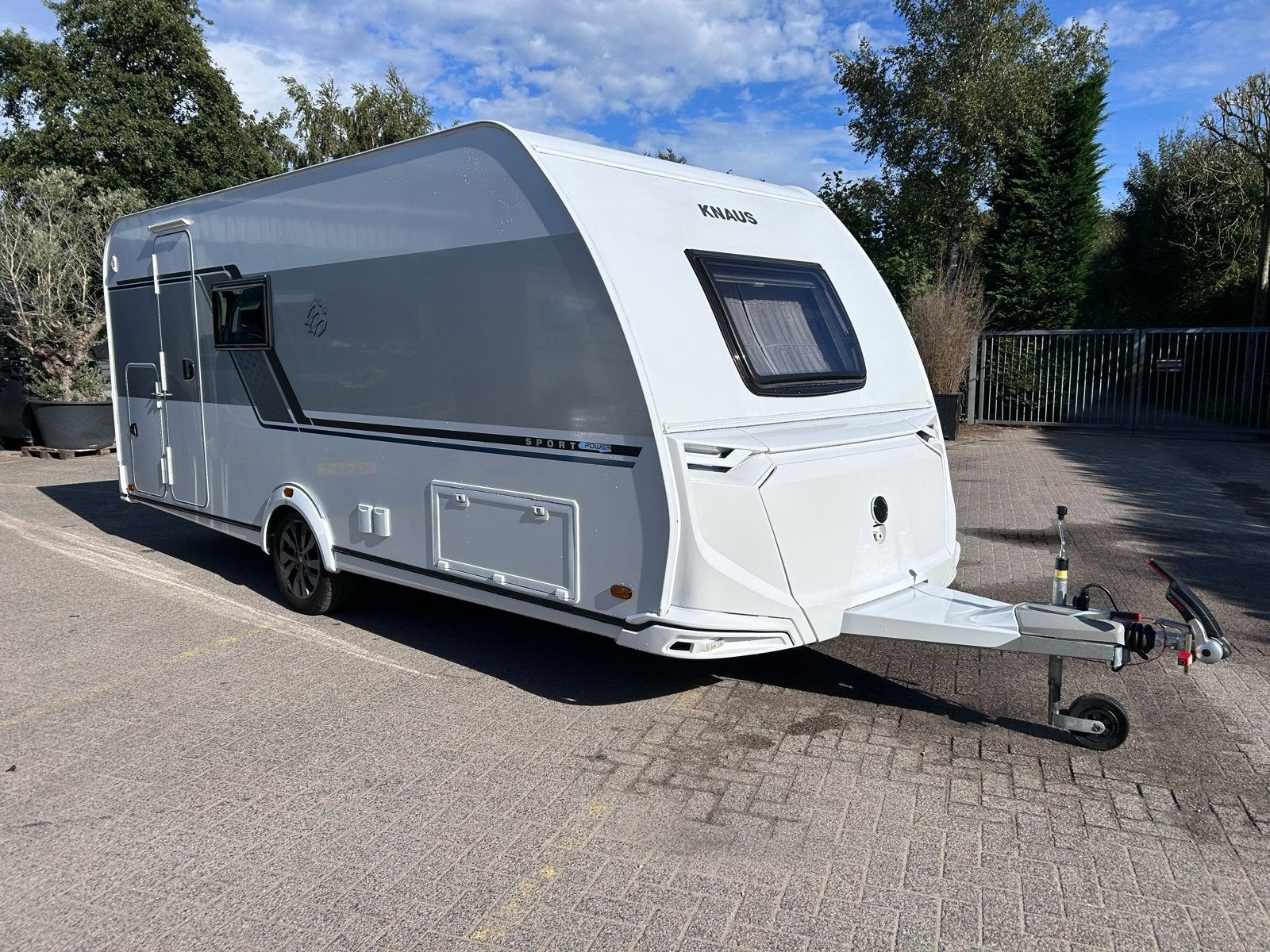 KNAUS E.POWER 500 QDK Caravan - Bijna Nieuw, Gasloos, Luxe!, Treinzit, Particulier, Schokbreker, 5 tot 6 meter