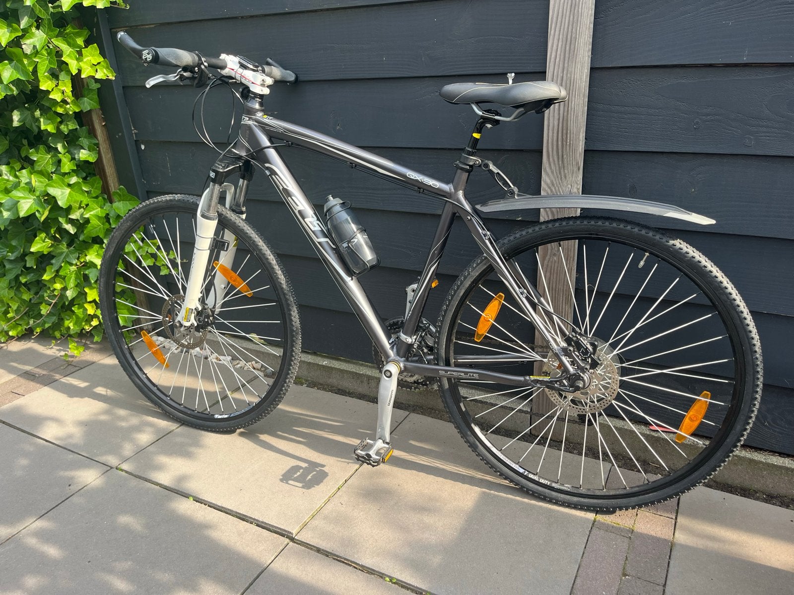 Felt QX90 Hybride Fiets - Donkergrijs met Zilveraccent, Fietsen en Brommers, Fietsen | Crossfietsen en BMX, 24 inch of meer, Aluminium