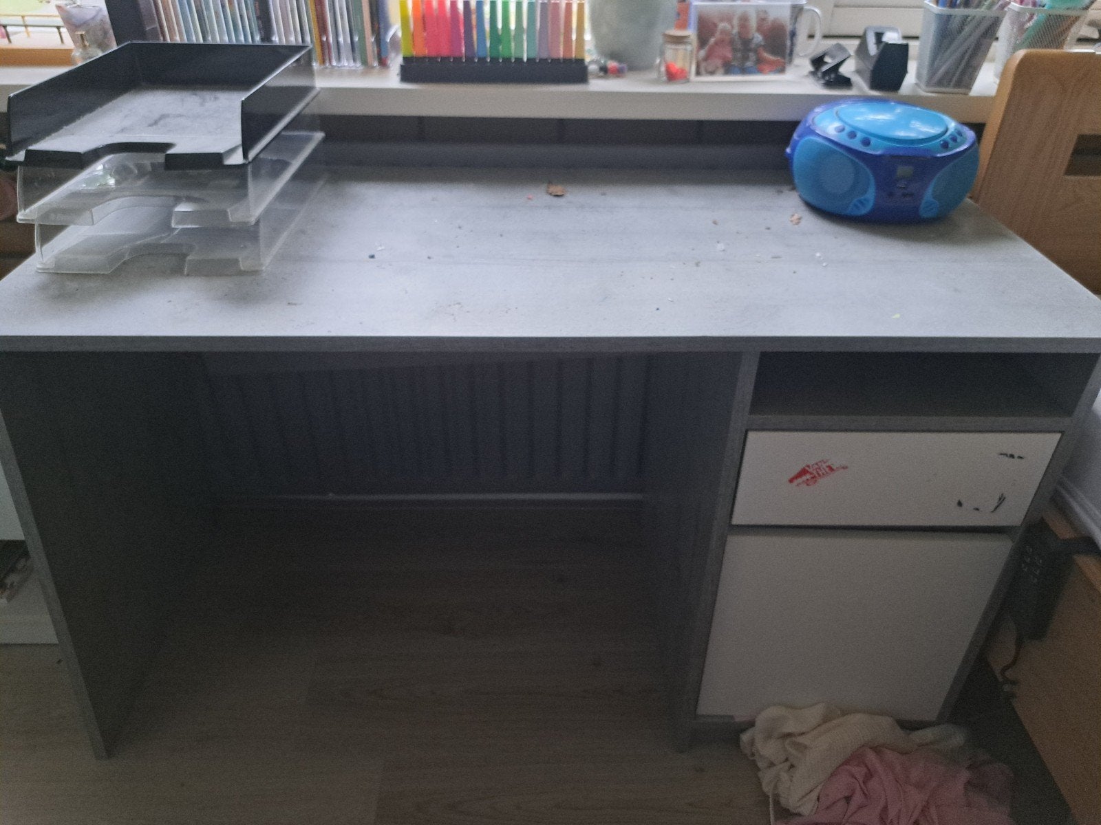 Grijs bureau met ladeblok - Ideaal voor thuiskantoor, Ophalen, Met lades, Gebruikt, Spaanplaat of MDF