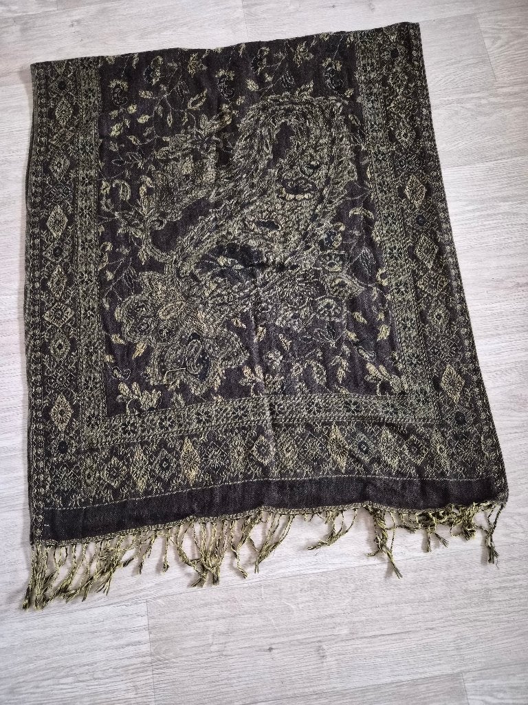 Groene sjaal 150 * 67 cm, Kleding | Dames, Ophalen of Verzenden, Zo goed als nieuw, Maat 38/40 (M), Sjaal