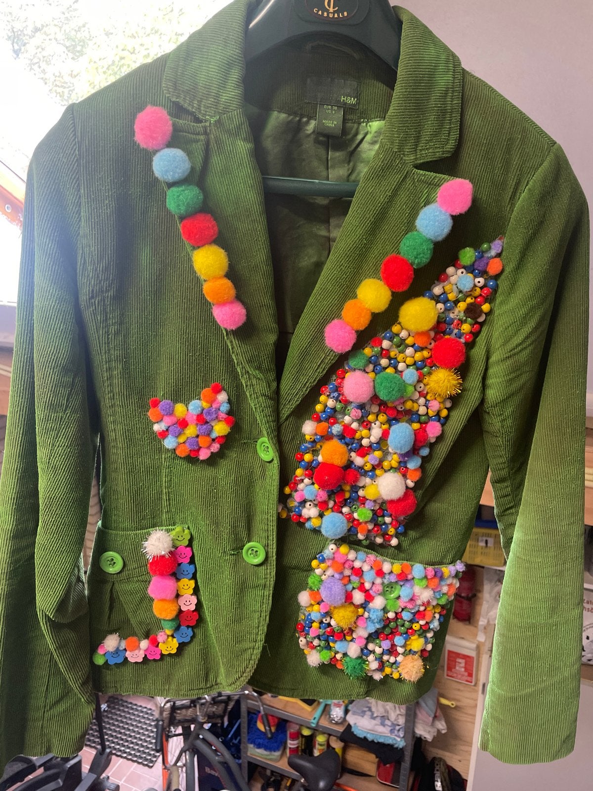 Groen gespoten carnavalsjas maat 38 met pompons, Kleding | Dames, Ophalen of Verzenden