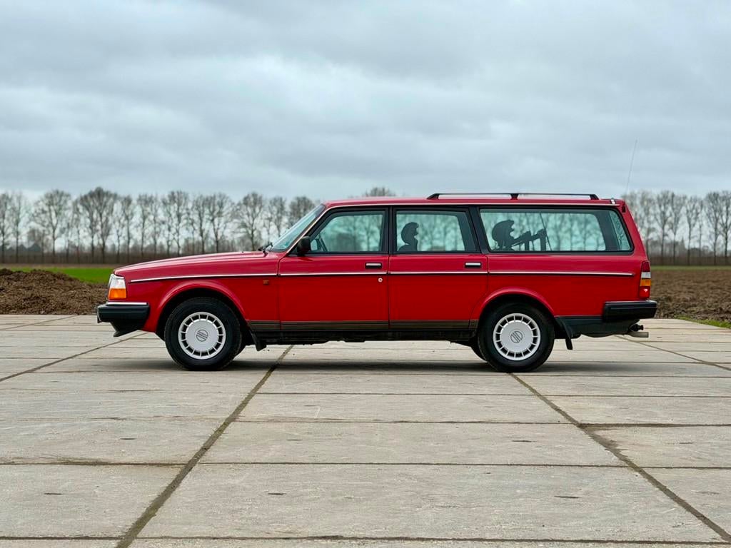 Volvo 240 2.3 GL, Auto's, Volvo, Bedrijf, Centrale vergrendeling, Benzine, Stationwagon, Automaat, Geïmporteerd, Rood, Zwart, Stof