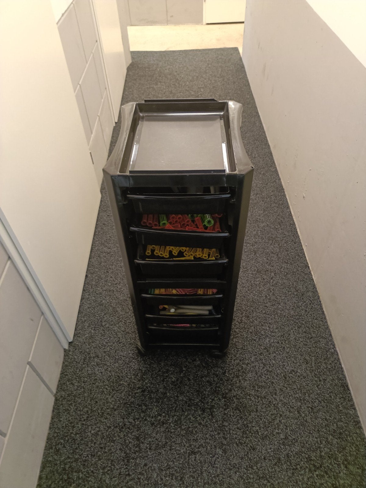 Verrijdbare kappers trolley met diverse materialen., Ophalen