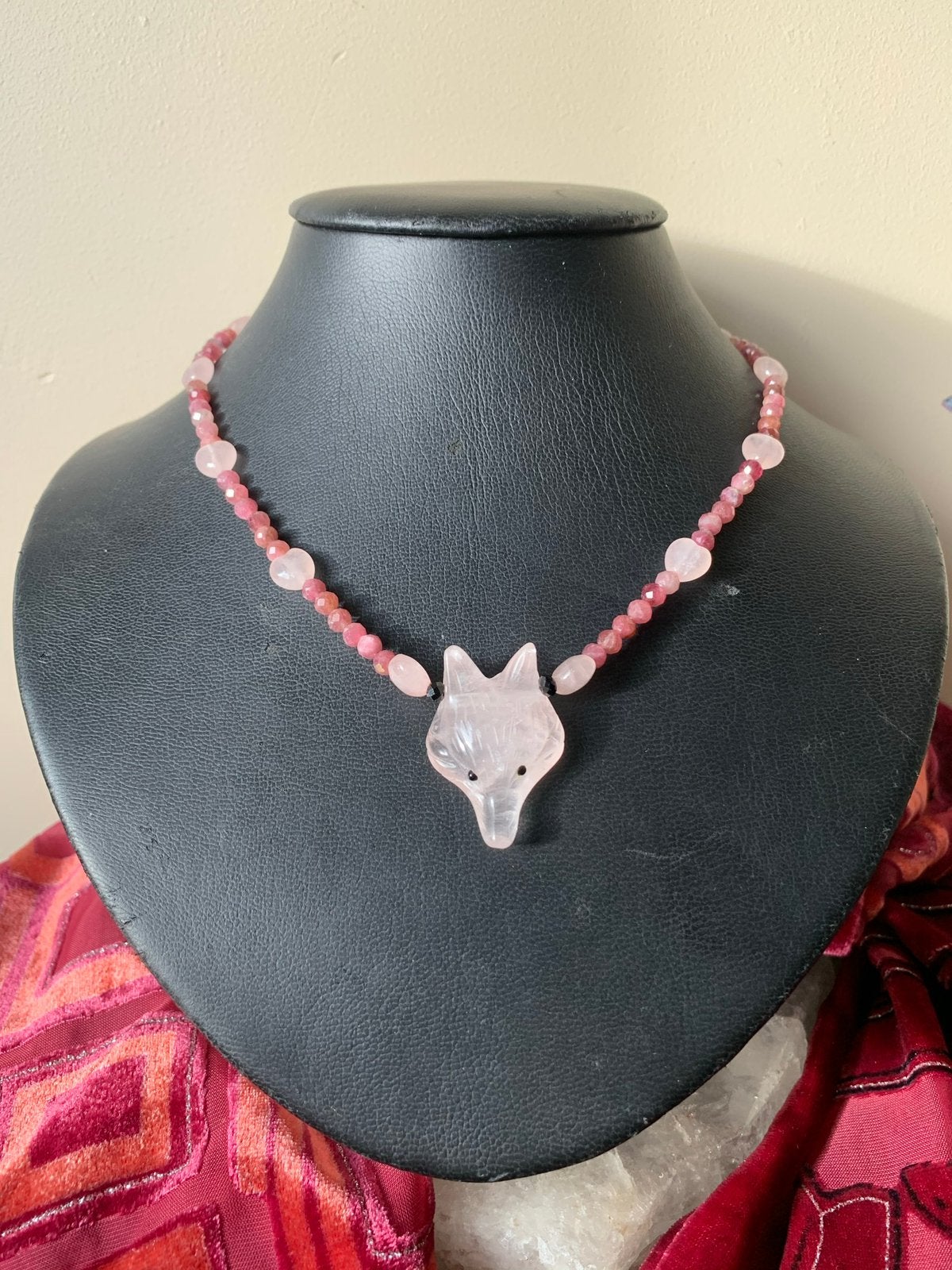 Toermalijn roze rubelliet vos hanger totem amulet uniek, Magnolia11, Nieuw, Ophalen of Verzenden, Steen of Mineraal