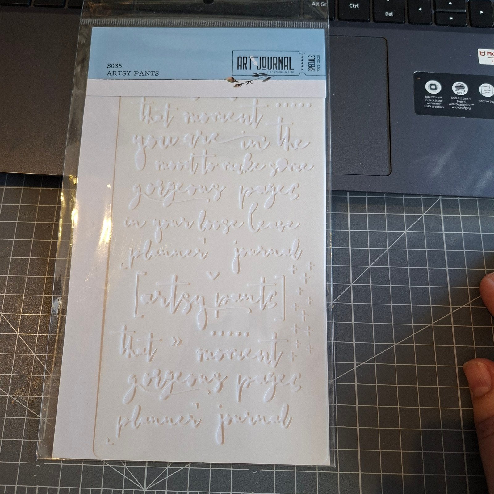 Elizabeth Craft Designs Stencil S035 Artsy Pants, Hobby en Vrije tijd, Ophalen of Verzenden