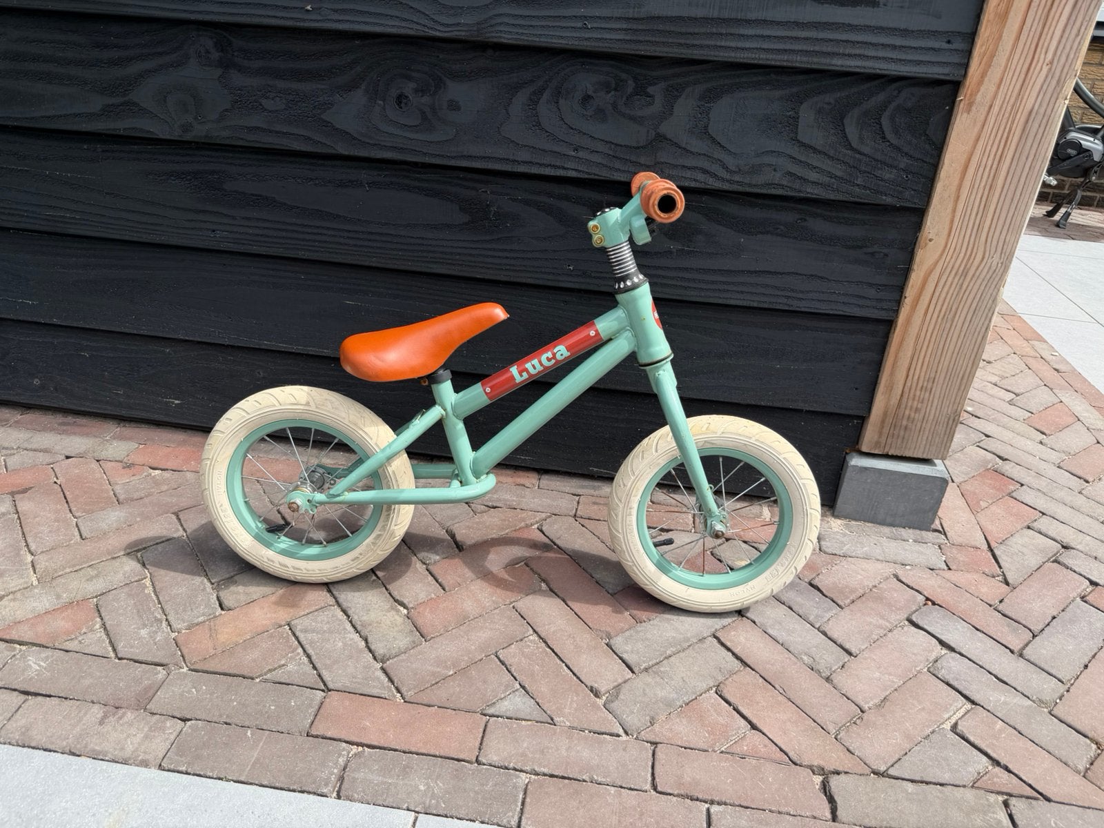 Loopfiets Blitzy met naam Luca – lichtgroen, bruine details, Ophalen, Zo goed als nieuw, Loopfiets