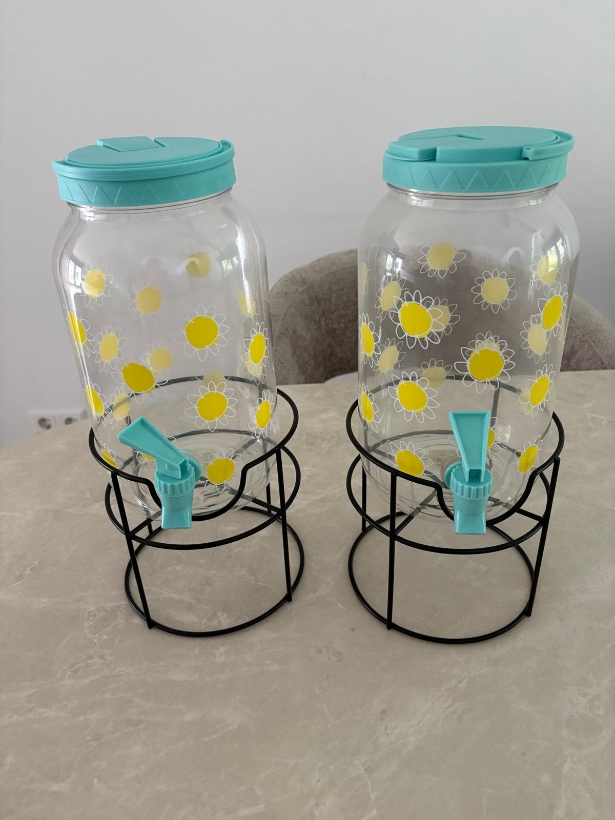 Set van 2 plastice drankdispensers met kraan en standaard, Ophalen, Meerkleurig, Kunststof, Zo goed als nieuw