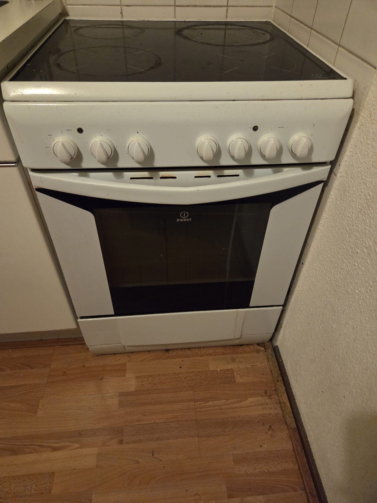Indesit Vrijstaand Keramisch Fornuis - Wit, Witgoed en Apparatuur, Fornuizen, Ophalen, Gebruikt, Keramisch, 4 kookzones