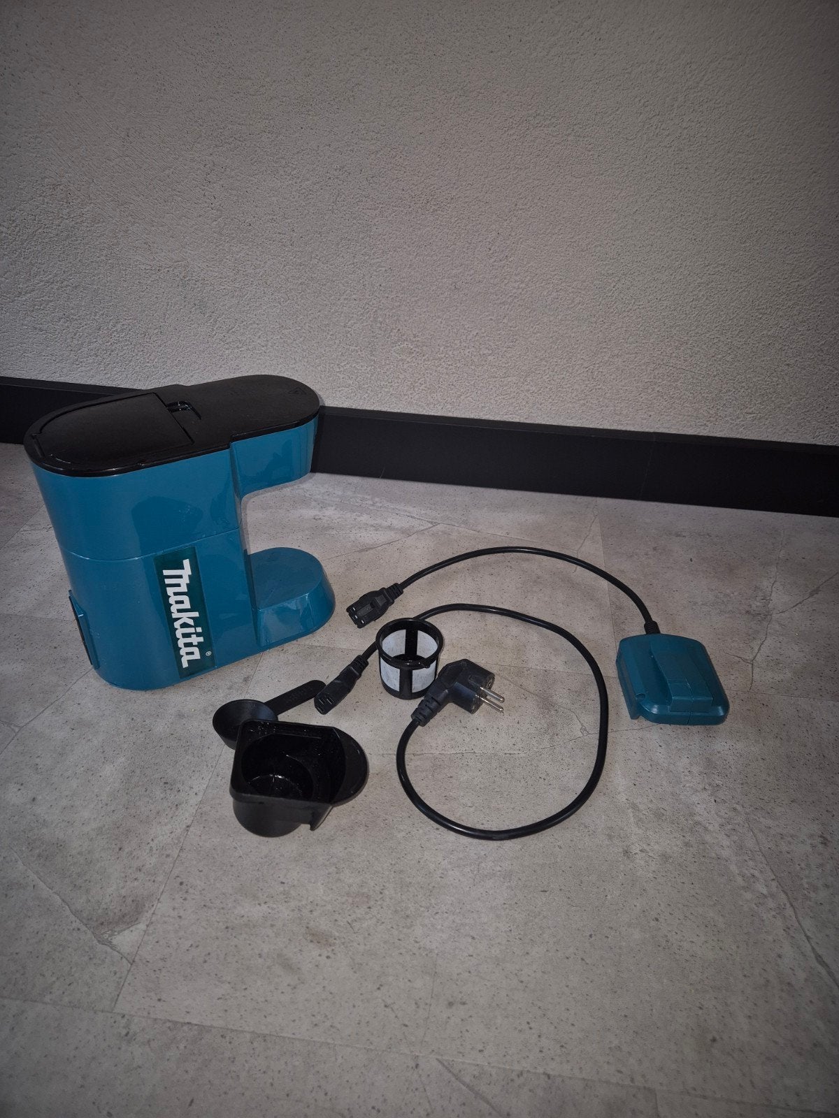 Makita Koffiezetapparaat DCM501Z - Draagbaar en Compact, Gebruikt, Koffiemachine, Gemalen koffie, Ophalen of Verzenden