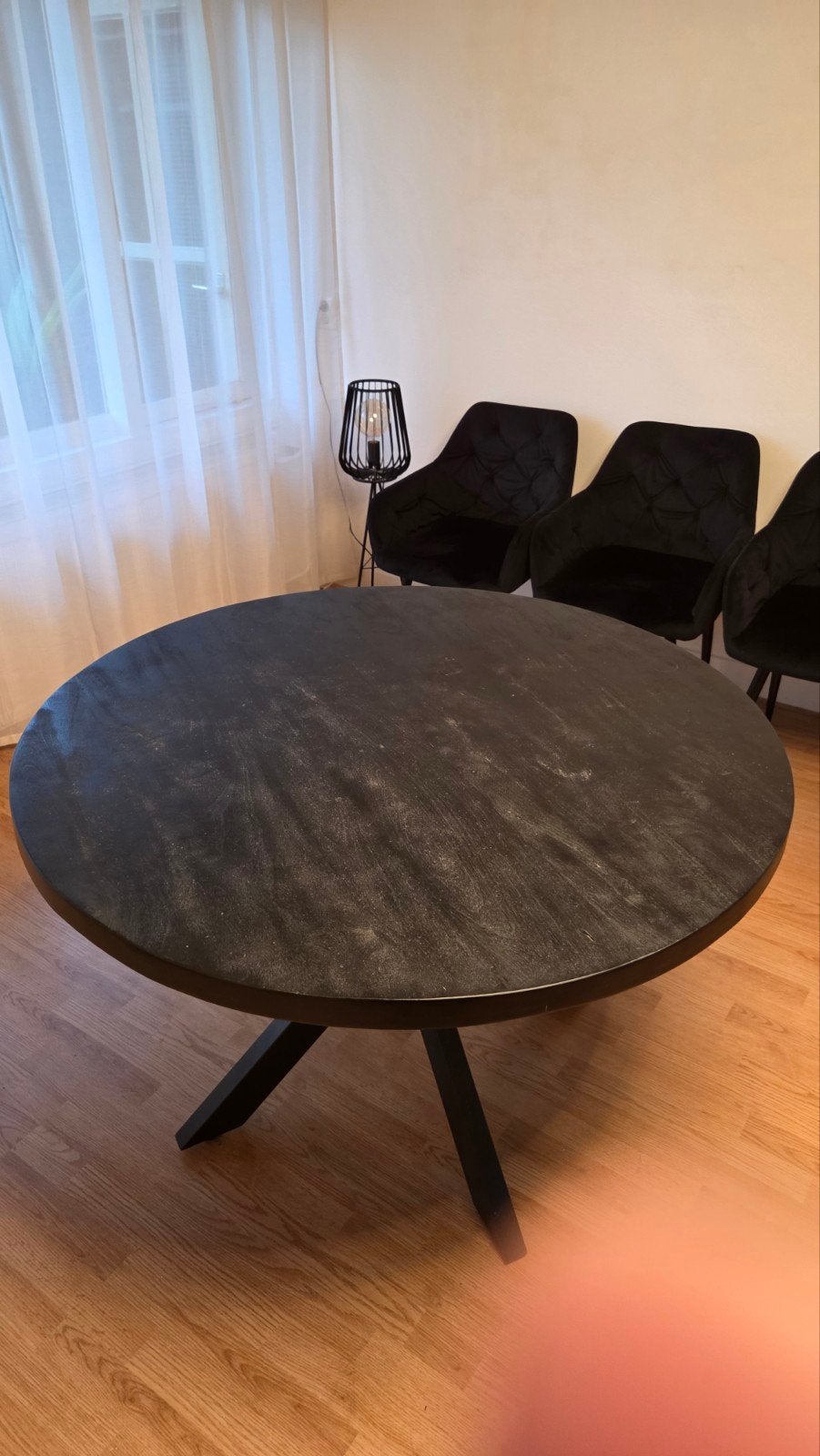 Elegante Zwarte Mango houten Eettafel met 4 Stoelen - Zo goe, Rond, Zo goed als nieuw, Vier personen, Modern, Luxe, Industrieel