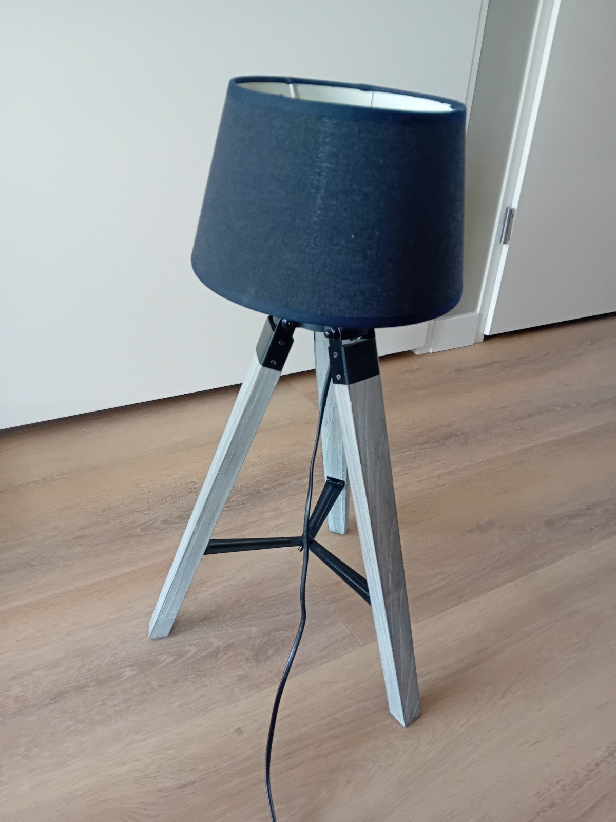 Moderne tafellamp met driepoot onderstel, Ophalen of Verzenden, Zo goed als nieuw, Modern, Scandinavisch