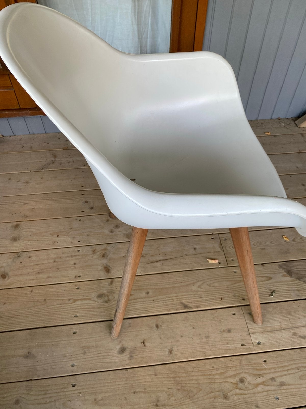 Comfortabele witte stoel met houten poten, Huis en Inrichting, Ophalen, Gebruikt, Wit, Eén