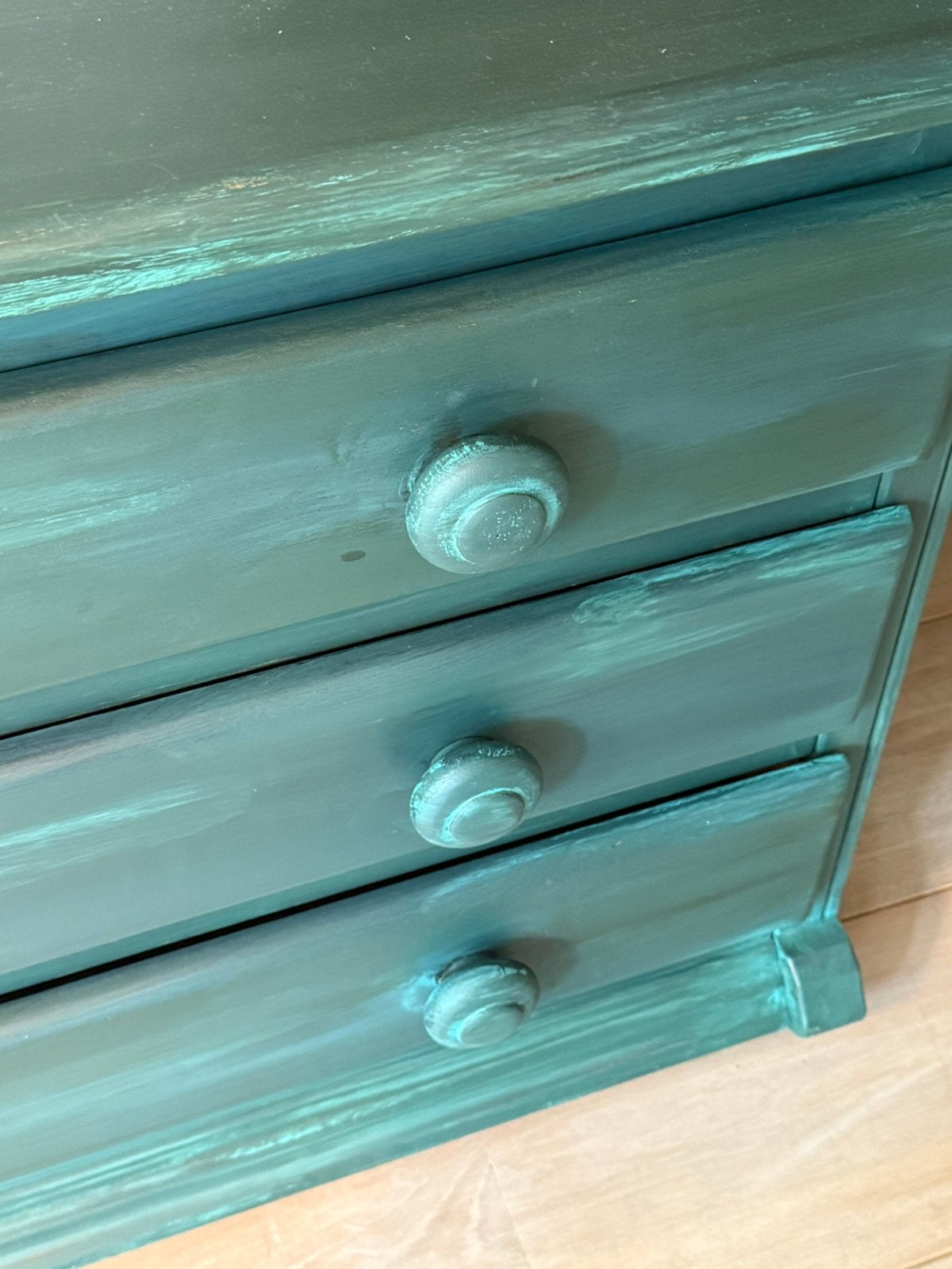 Unieke blauwgroene ladekast | Vintage met karakter | €185, Huis en Inrichting, Ophalen, 100 tot 150 cm, Eikenhout, 3 of 4 laden