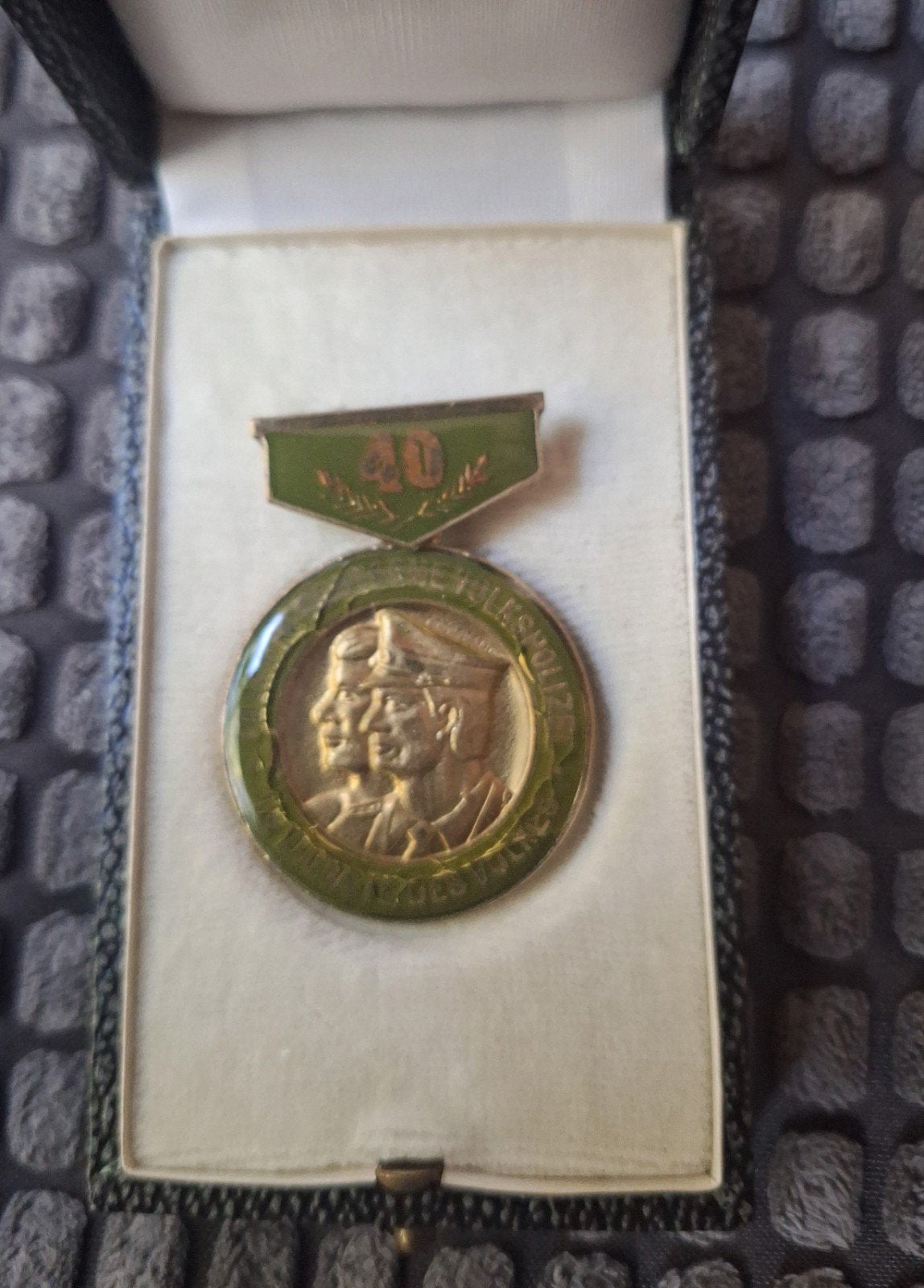 DDR 40 jaar Volkspolizei, Ophalen of Verzenden, Landmacht, Duitsland, Embleem of Badge