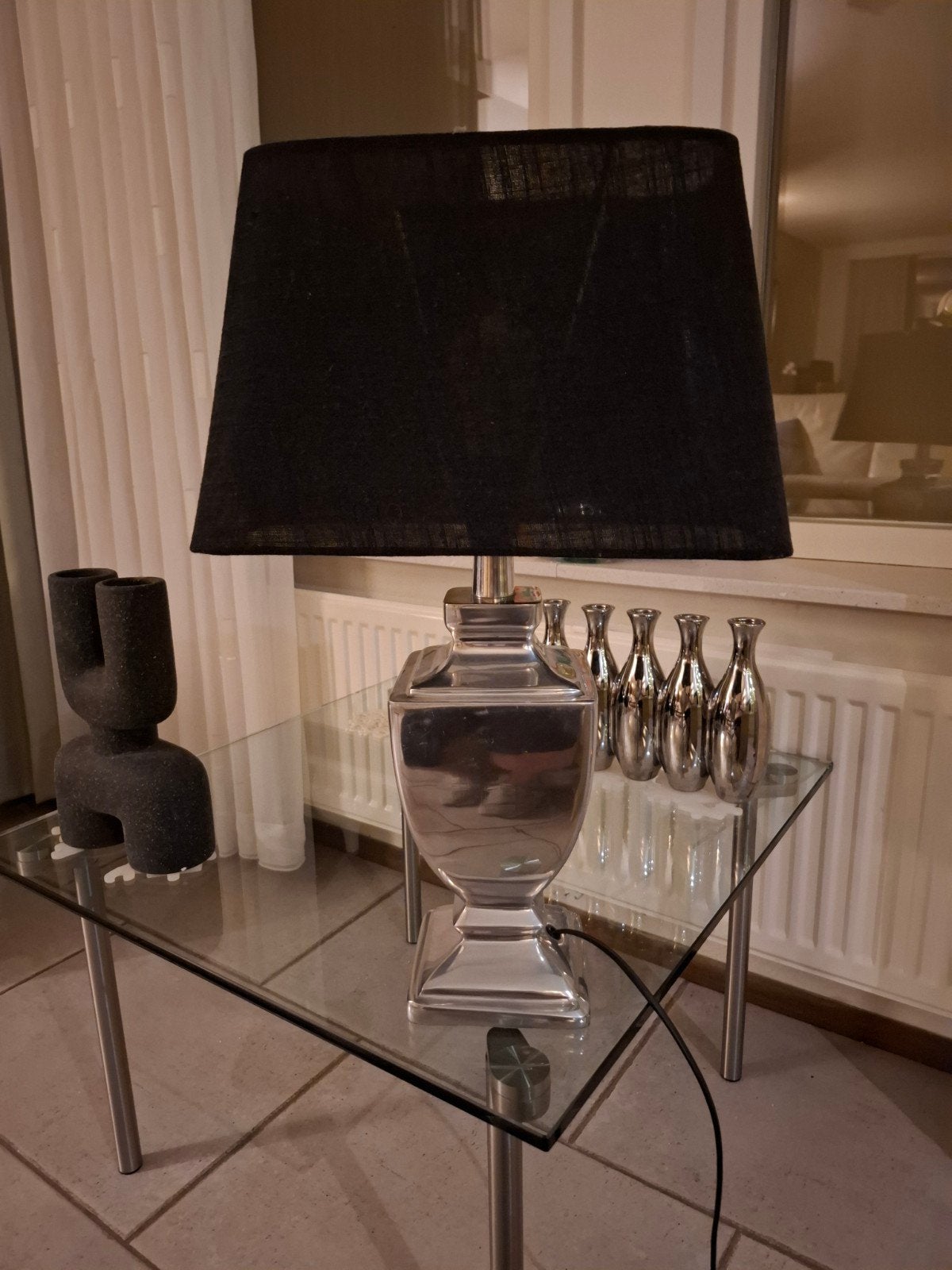 Stijlvolle schemerlamp met zwarte kap, Huis en Inrichting, Lampen | Tafellampen, Gebruikt, Ophalen of Verzenden, Schemerlamp, Steen/keramiek