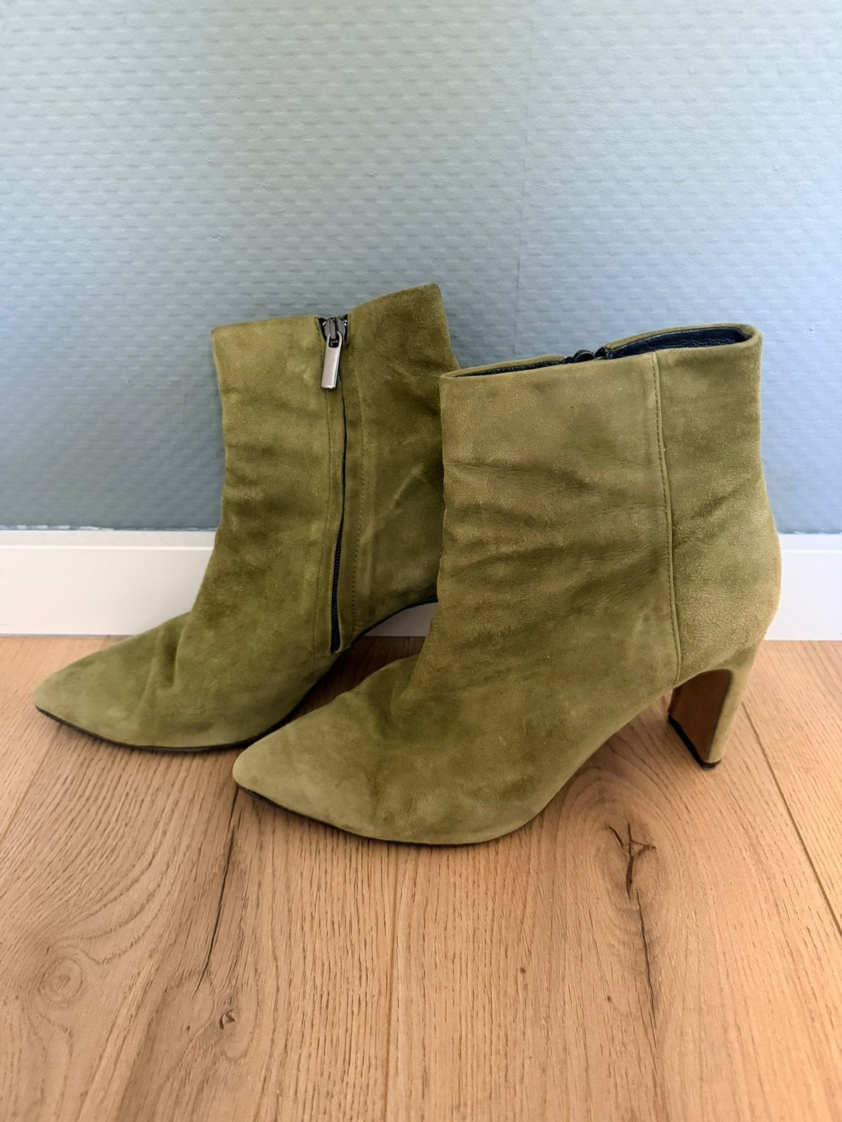 Brown Dot suède enkellaarsjes, Kleding | Dames, Schoenen, Lage of Enkellaarzen, Ophalen of Verzenden, Gedragen, Groen