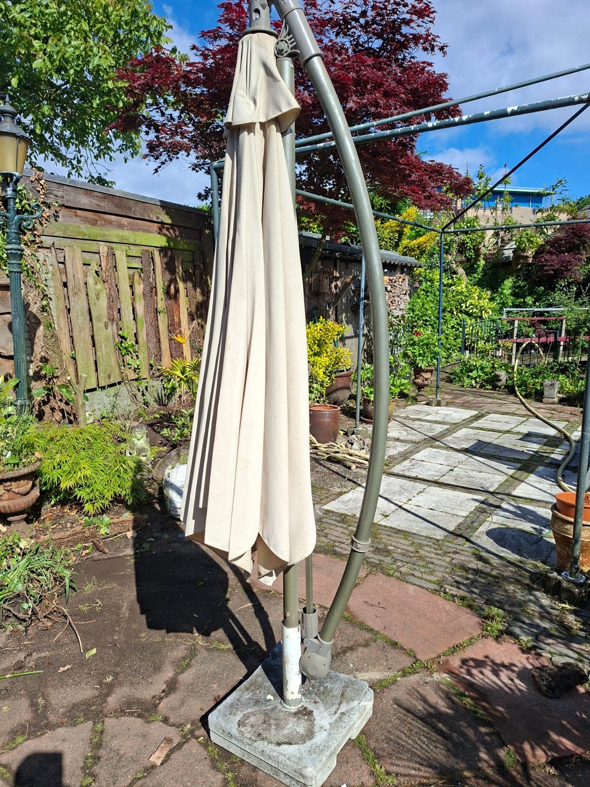 Grote zweefparasol met voet - Beige, Ophalen of Verzenden, Gebruikt, Zweefparasol, Kantelbaar