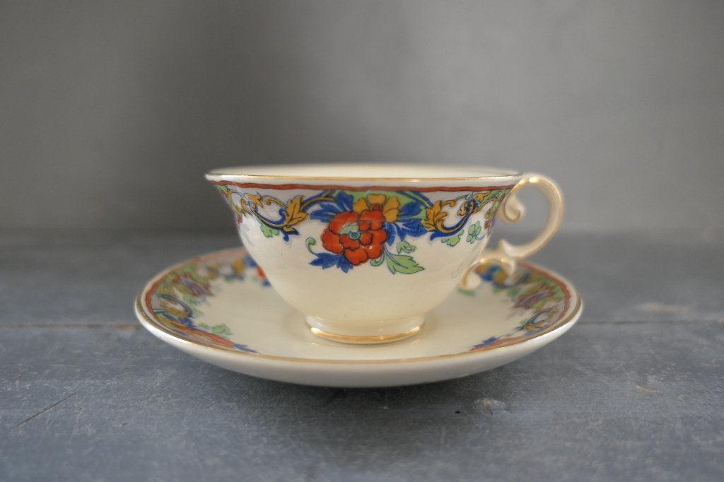 Antiek Plazuid kop en schotel crème met bloemen, Verzenden
