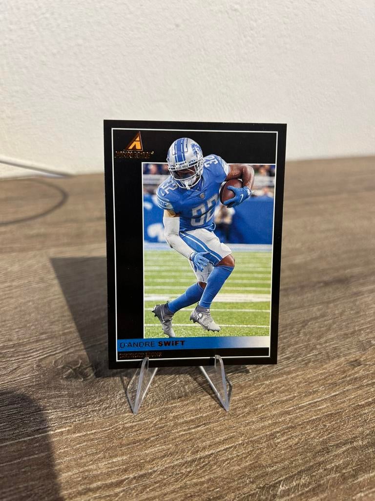 D’Andre Swift 2021 Panini Chronicles Pinnacle Football #23, Ophalen of Verzenden, Zo goed als nieuw, Buitenlandse clubs, Poster, Plaatje of Sticker