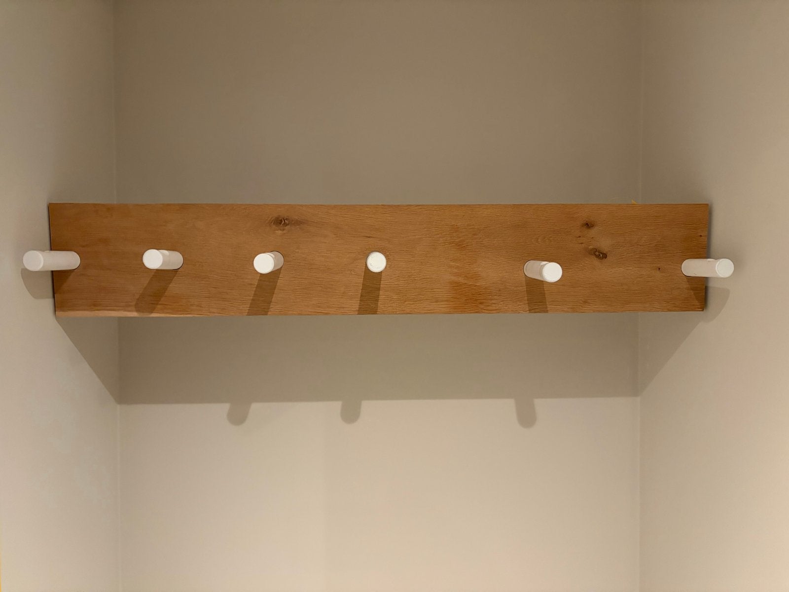 Houten wandkapstok met 6 witte haken, Huis en Inrichting, Zo goed als nieuw, 150 tot 200 cm, Hout, Ophalen