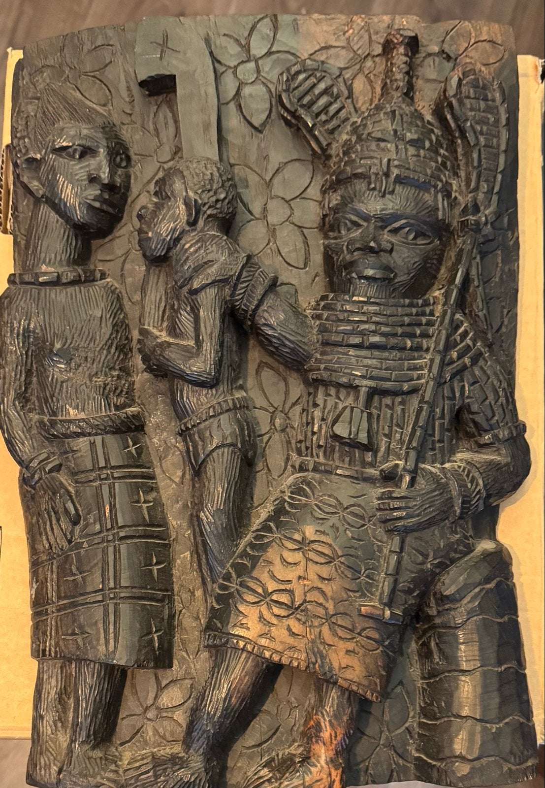 Afrikaans Benin  Houtsnijwerk - Reliëf met figuren, Hout, Bruin, Afrika, Ophalen of Verzenden