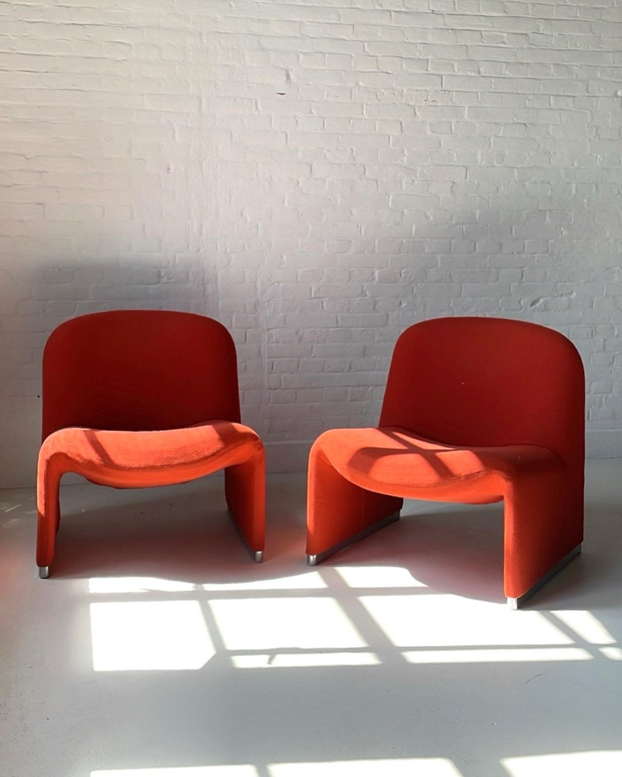 2x Artifort Alky fauteuil van Giancarlo Piretti, rood, Ophalen, Gebruikt, 75 tot 100 cm, Stof
