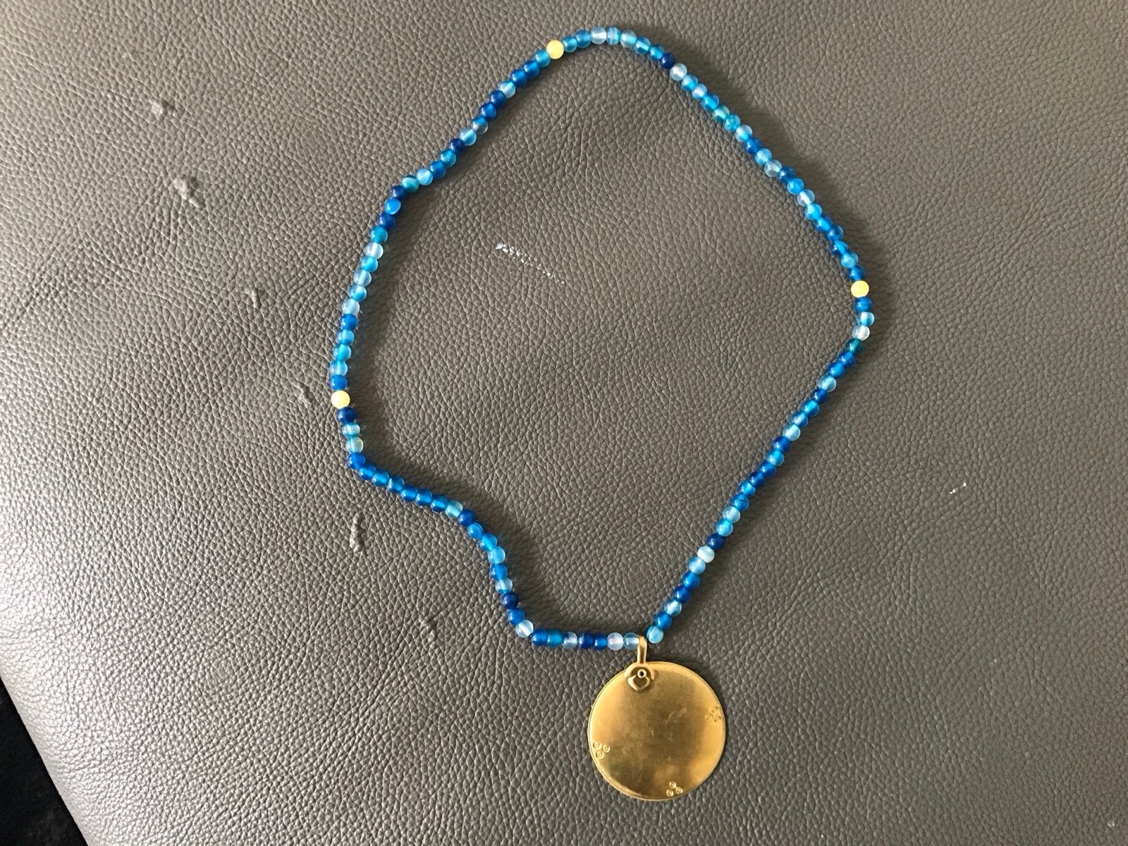 Mala, Blauwe kralenketting met gouden hanger, Met hanger, Blauw, Ophalen of Verzenden, Zo goed als nieuw