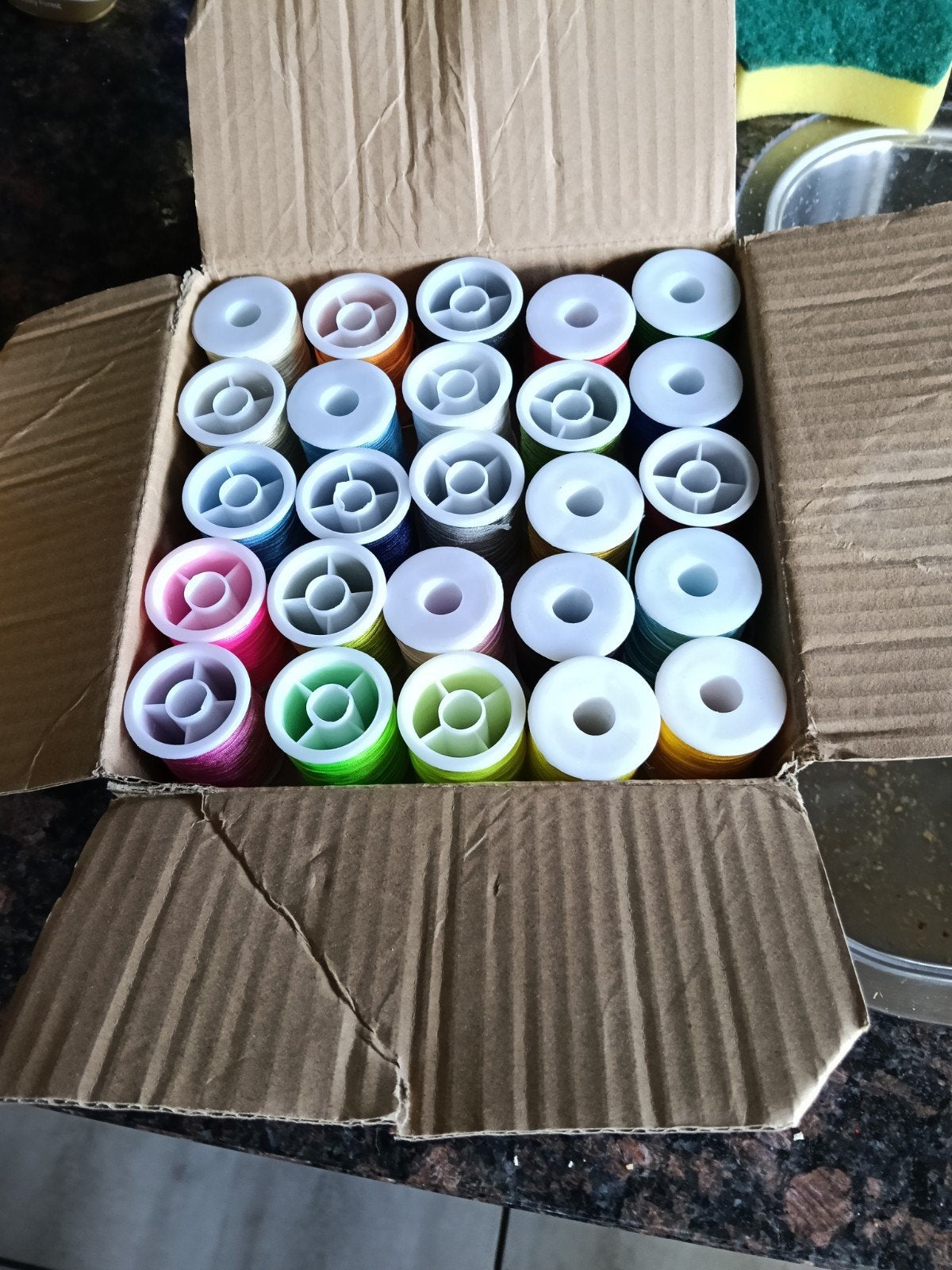 Garenset met diverse kleuren - Nieuw in doos, Hobby en Vrije tijd, Ophalen of Verzenden, Nieuw, Garen of Naald(en)