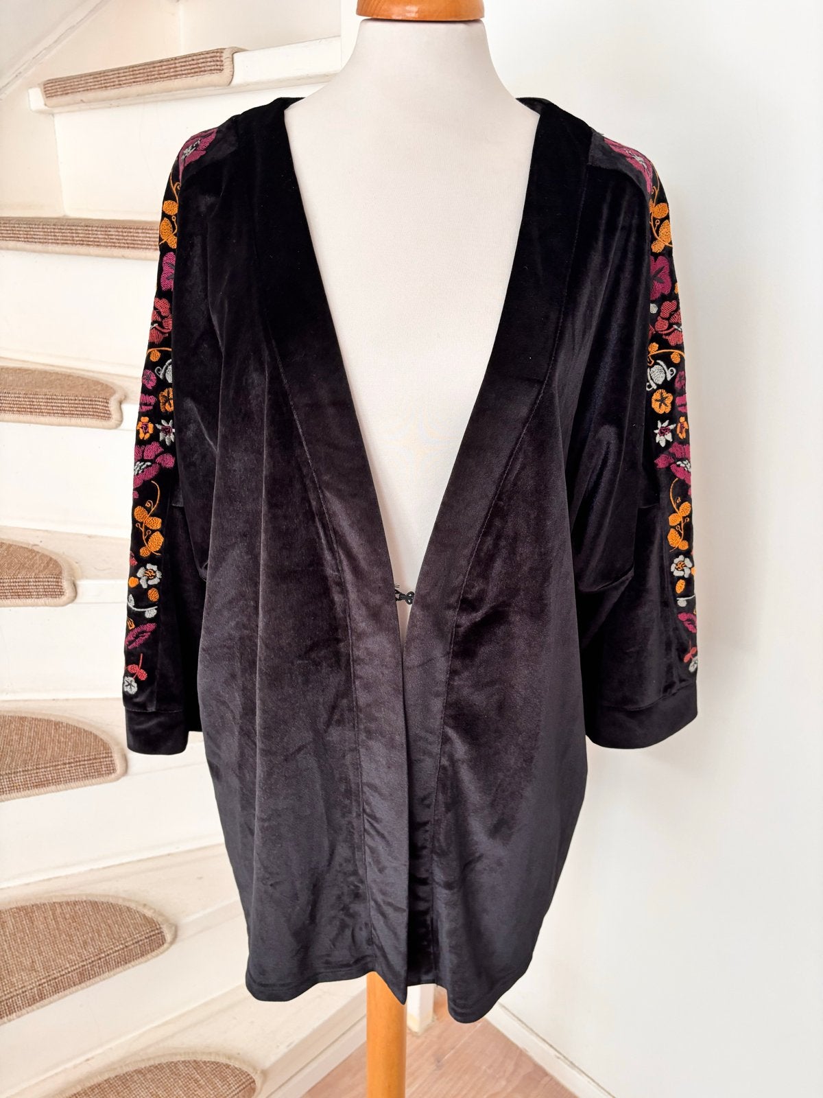 Zwart fluwelen kimono met geborduurde mouwen, mt. 44/46, Ophalen of Verzenden, Zo goed als nieuw, Zwart, Jas of Mantel