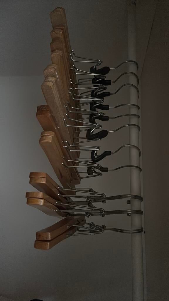 Nette houten broekhangers met klemmen, Ophalen of Verzenden, Zo goed als nieuw, Hout, Volwassenen