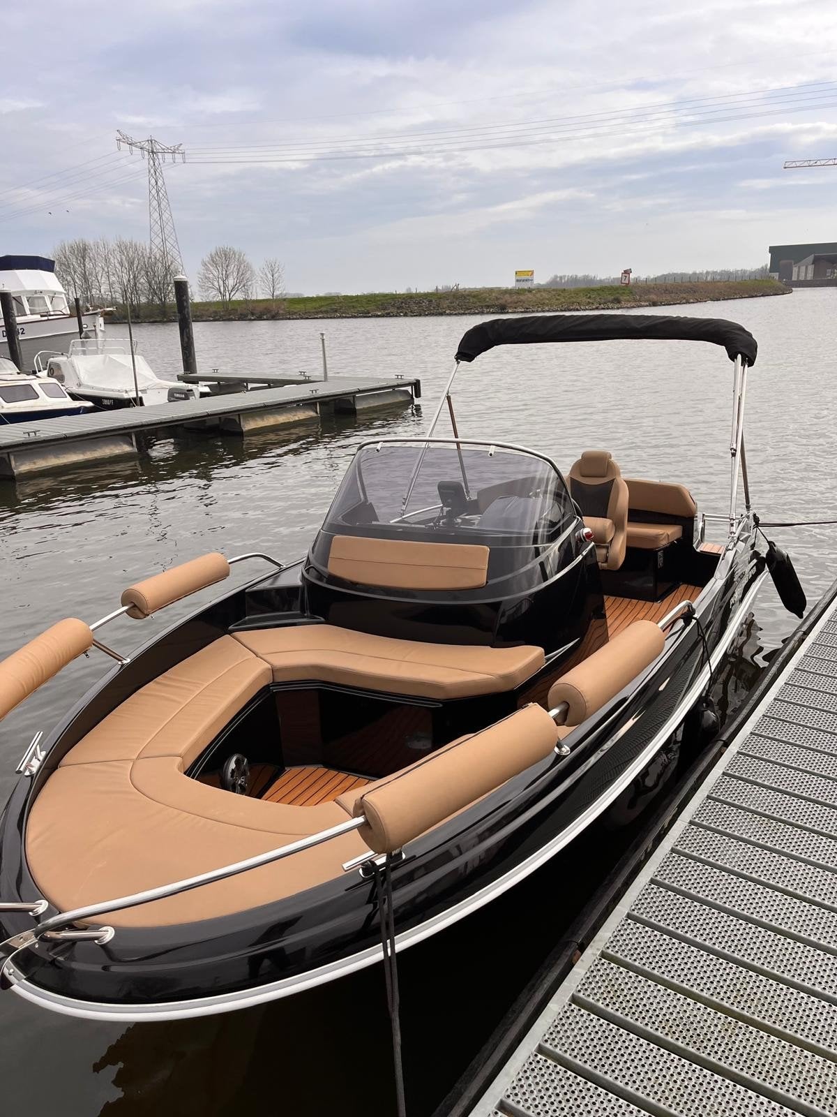 In nieuwstaat prins 555 open consoleboot, Watersport en Boten, Sloepen, Ophalen, Consoleboot, Afdekzeil