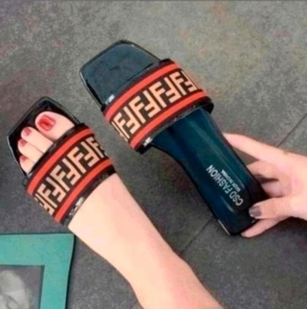 Nieuwe slippers maat 35, Kleding | Dames, Zwart, Nieuw, Sandalen of Muiltjes, Ophalen of Verzenden