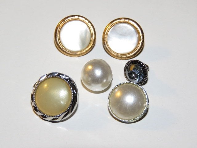 5 vintage knoopjes met pareltjes en 1 met een glittersteen, Ophalen of Verzenden, Zo goed als nieuw, Knoop of Knopen