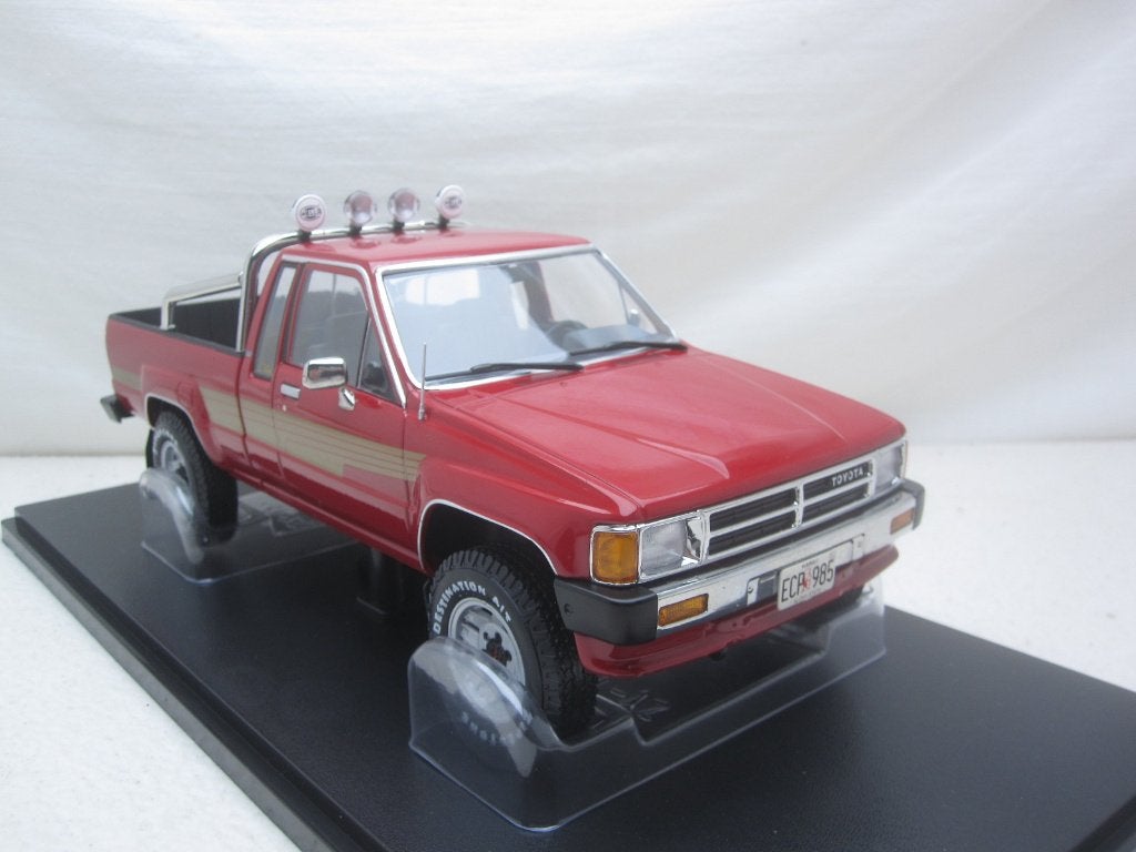 Toyota Hilux Xtra Cab 1985 Rood metallic 1:18 KK-scale, Ophalen of Verzenden, Nieuw, Auto, Overige merken